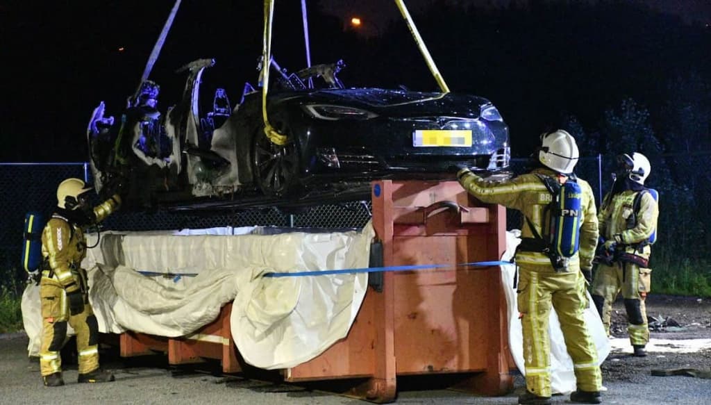 Tesla Model S incendiou-se quando estava a carregar num supercarregador na Bélgica