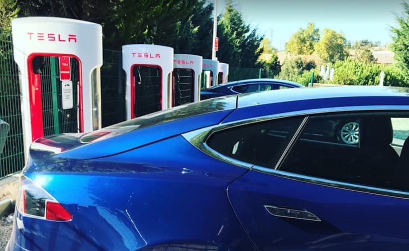 Tesla traz de volta o carregamento ilimitado e gratuito para os Model S e Model X