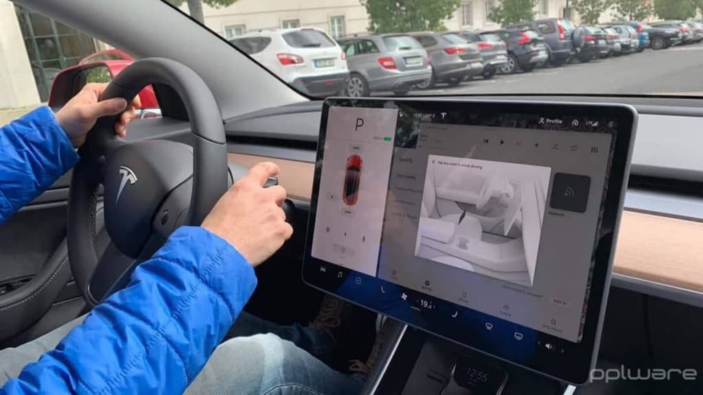 Travagem automática dos Tesla também vai conseguir detetar peões e ciclistas