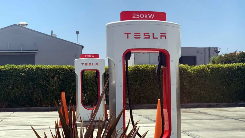 Já é possível carregar um qualquer carro elétrico num carregador Tesla