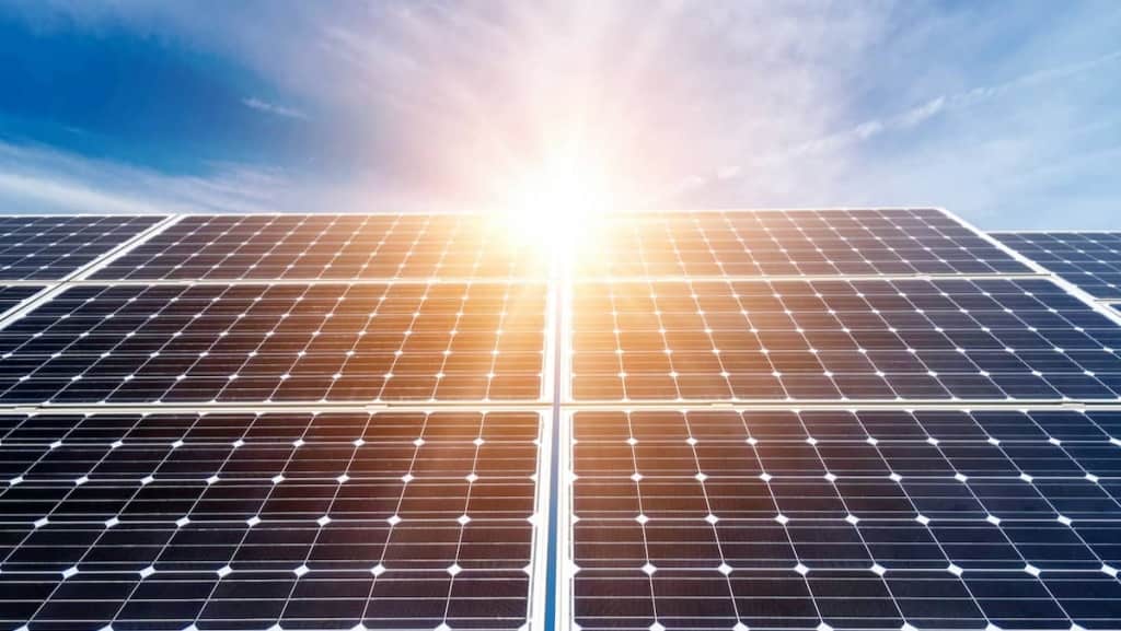 Sabia que o aumento da temperatura reduz a eficiência dos painéis solares?