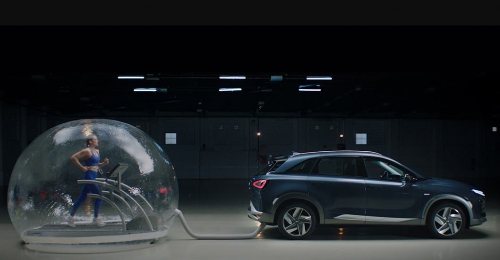 Incrível: Atleta corre e respira ar do tubo de escape do Hyundai NEXO