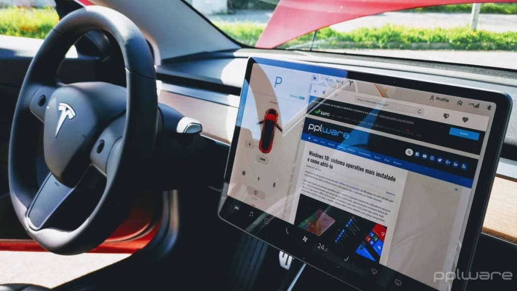 Tesla reduz ligação à Internet gratuita nos seus Model 3 e Y para apenas 30 dias
