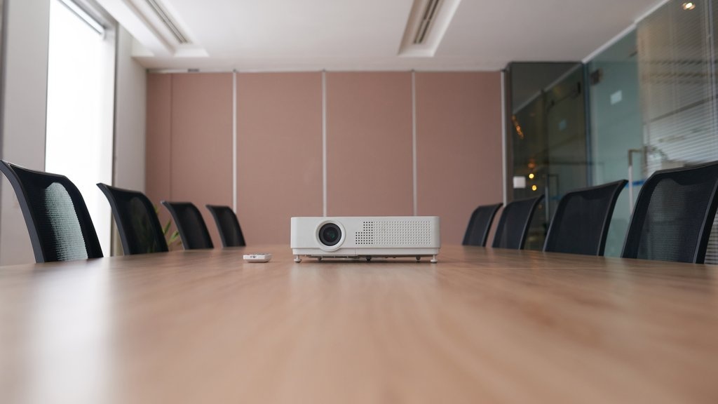 Projetores: procura uma solução para a sua sala de estar ou de reuniões? Temos sugestões