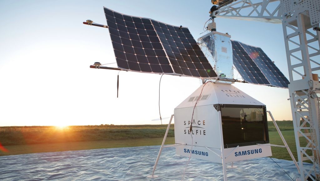 Satélite SpaceSelfie da Samsung cai dos céus no meio de uma quinta no Michigan