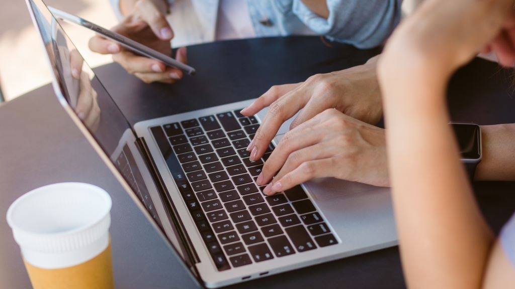 Venda de PCs vai cair 9,5% e dos smartphones baixará 7,1% em 2022, diz analista