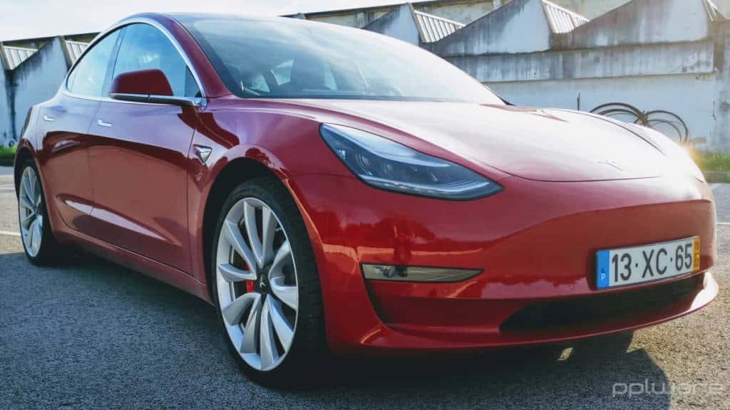 Model 3 da Tesla é o carro elétrico mais eficiente que está disponível no mercado