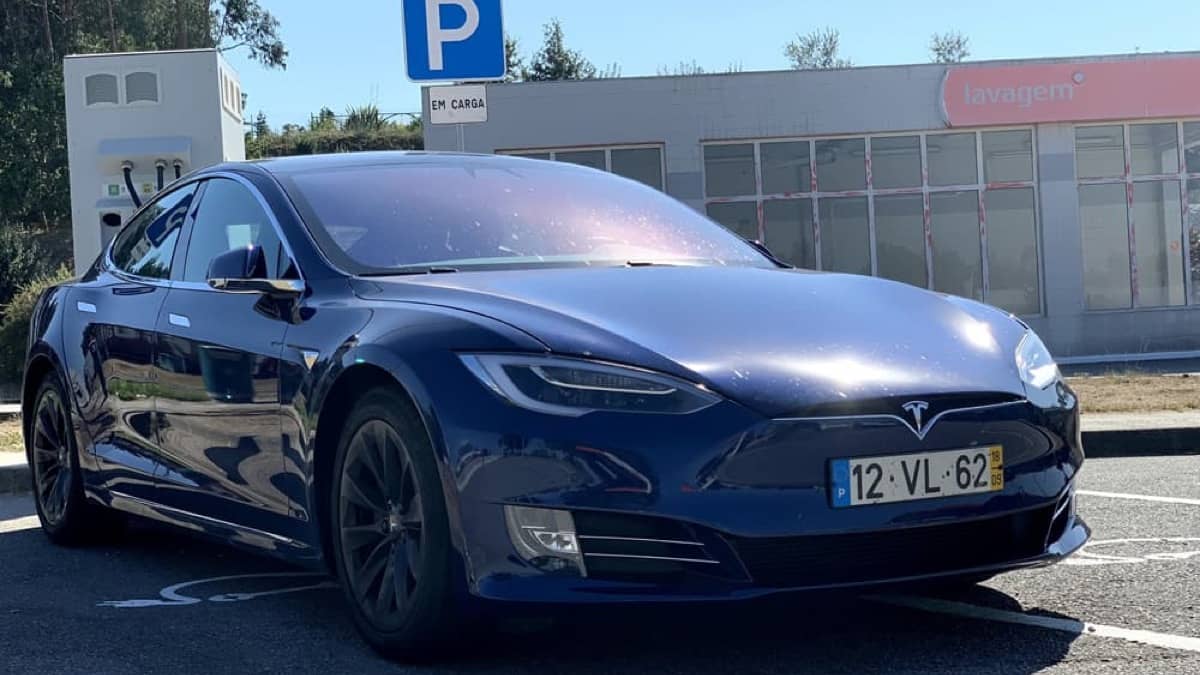 Tesla reage à petição e diz que é “completamente falsa”