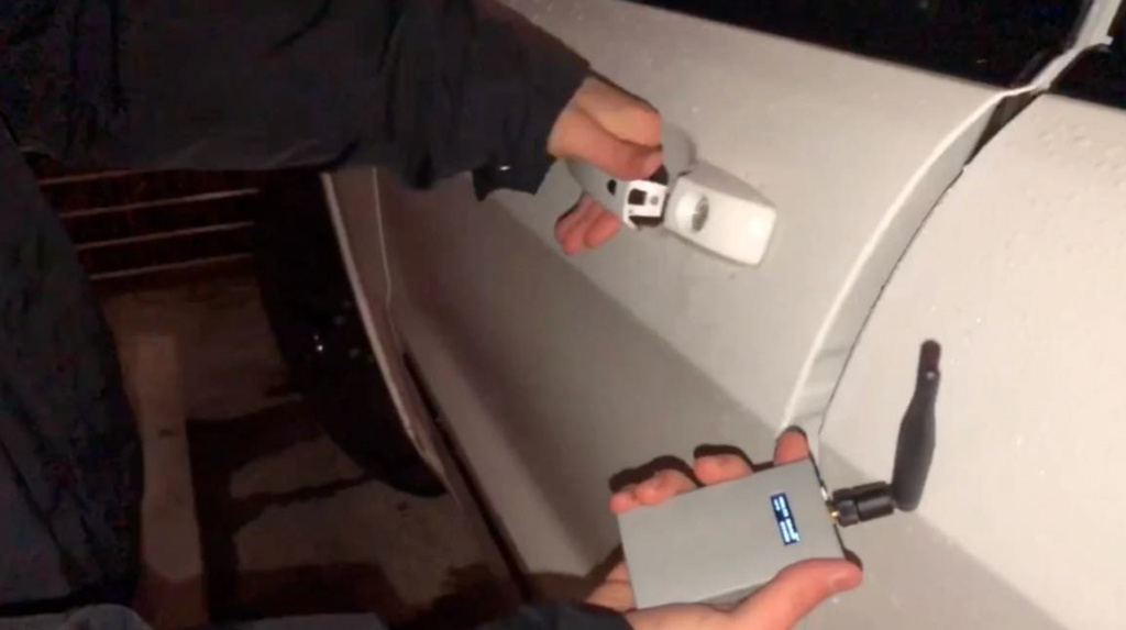Hacker cria dispositivo capaz de abrir carros em segundos