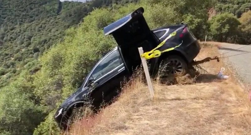 Tesla Model X salva a vida a condutor após evitar queda num declive