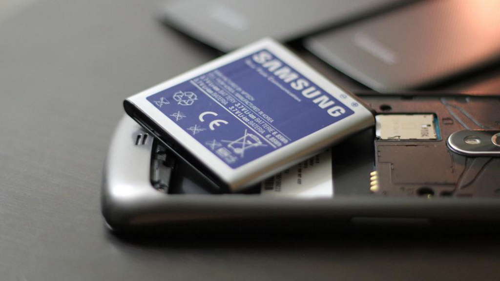Comissão Europeia quer trazer de volta a troca de baterias nos smartphones