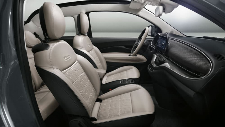 Imagem do interior do Fiat 500 Lá Prima. O carro elétrico da marca