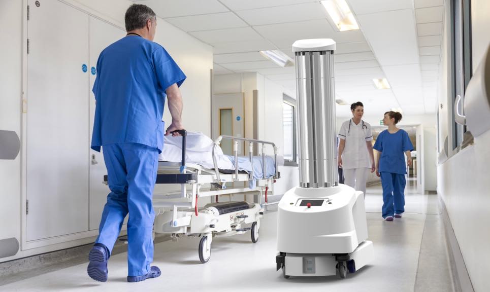 COVID-19: Robôs usam feixes de luz UV para eliminar vírus dos hospitais