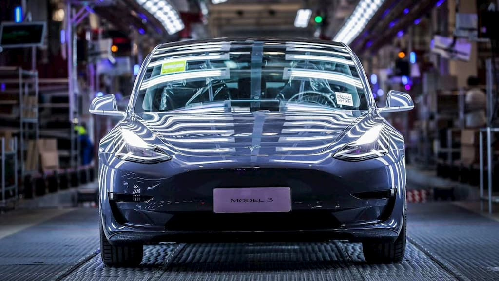 Tesla: Clientes descobrem que empresa usou hardware antigo