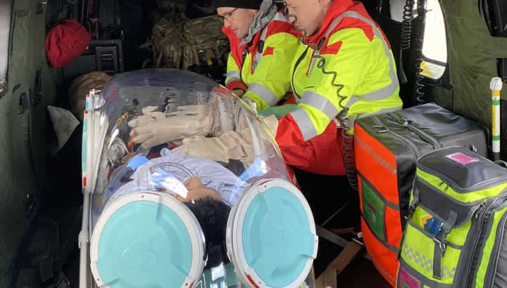 Imagem cápsula para transformar um avião numa ambulância que transportas doentes COVID-19