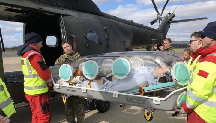 Imagem cápsula para transformar um avião numa ambulância