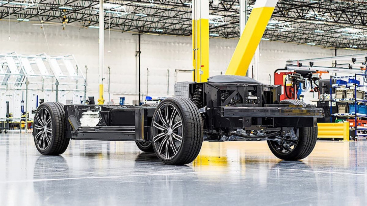 Imagem da plataforma E-Flex da Karma para carrinha elétrica