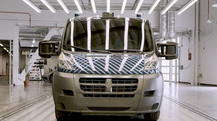 Imagem carrinha elétrica autónoma Karma E-Flex