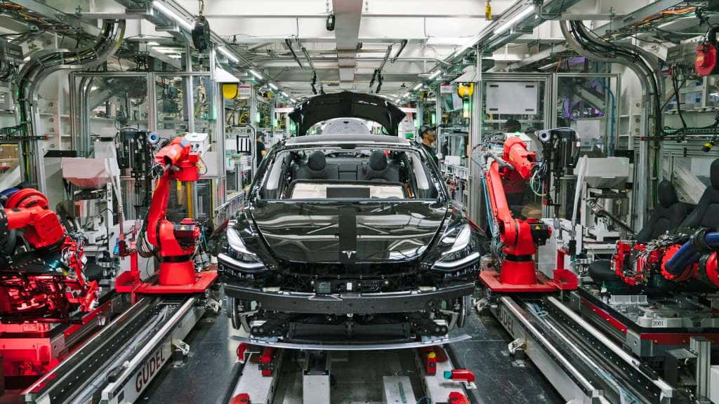 Elon Musk reabre fábrica da Tesla de Freemont: “Se alguém for preso que seja só eu”