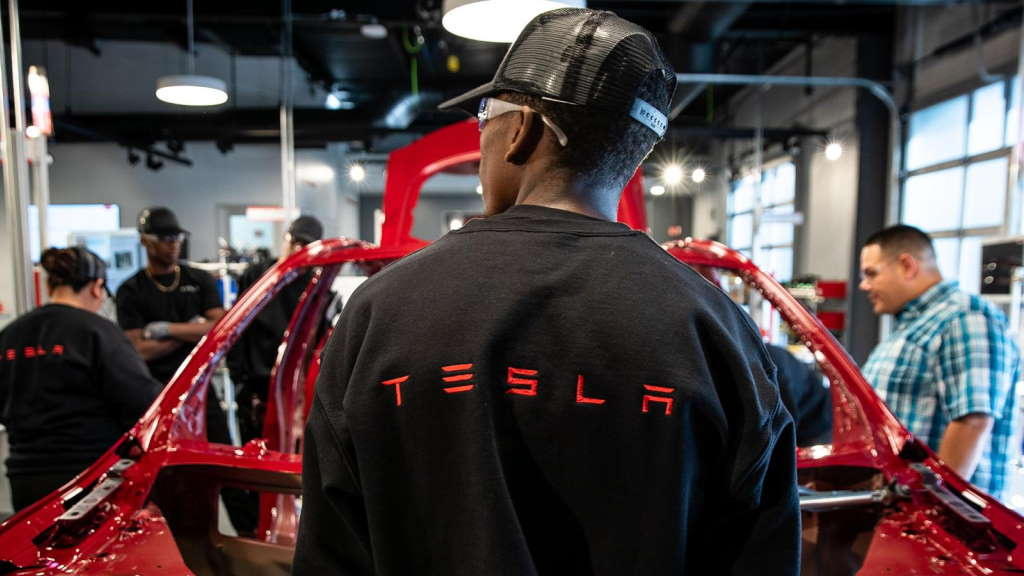 Vale a pena comprar um Tesla com bitcoins? Marca revela que não é boa ideia