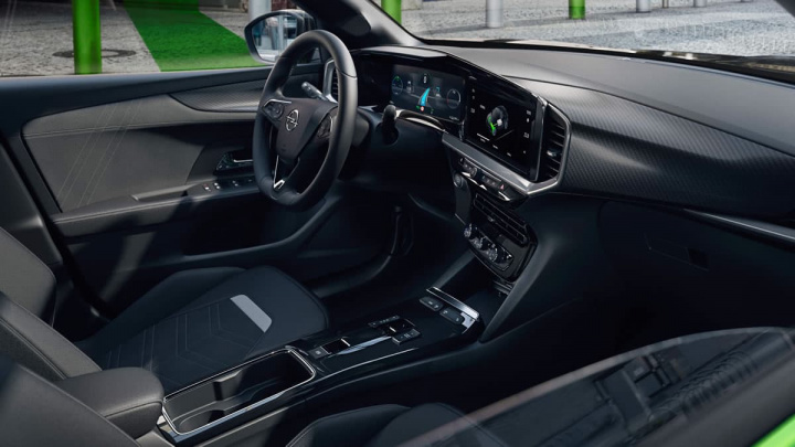 Imagem do interior do Opel Mokka-e