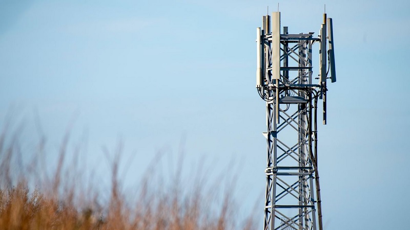 Britânico condenado a 3 anos de prisão por incendiar antena 5G devido à COVID-19