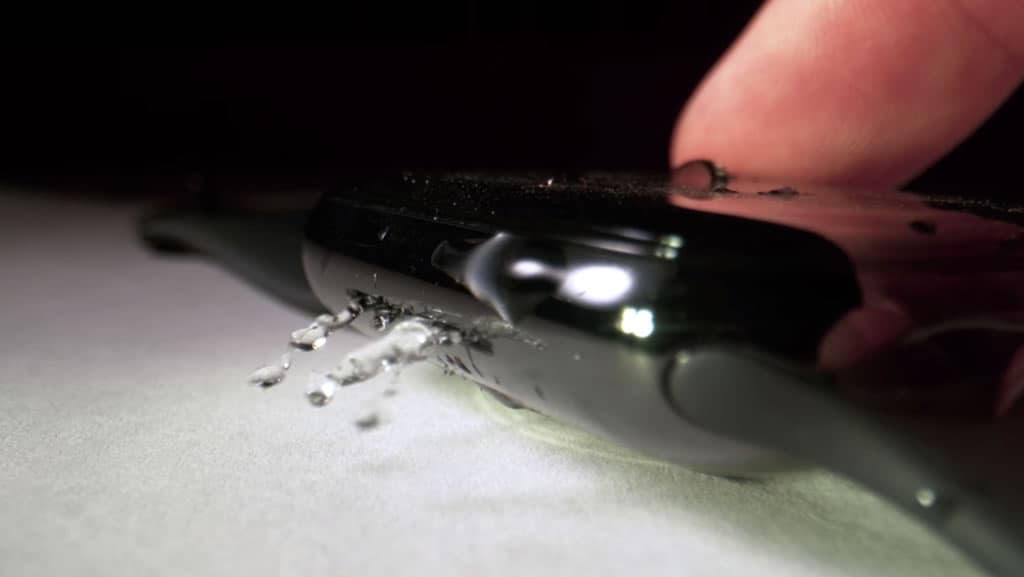 Apple Watch mostra em câmara lenta como expulsa a água das colunas de som (vídeo)