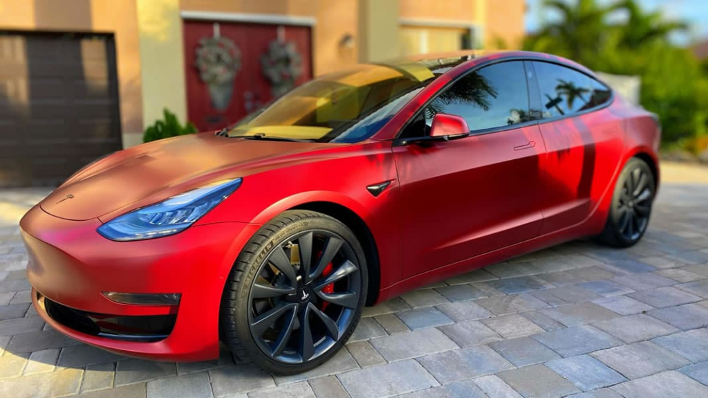 Fornecedor da Tesla diz que fabricou bateria que dura 16 anos e 2 milhões de quilómetros