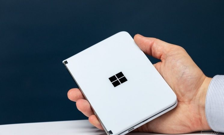 Executivo da Microsoft partilha foto com o Surface Duo nas mãos