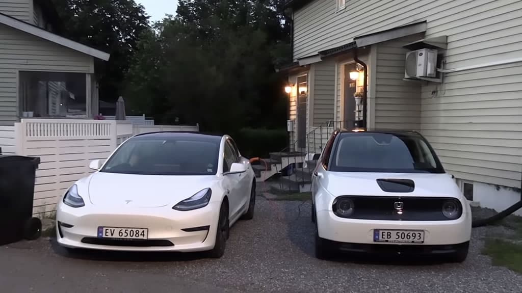 Carro elétrico Honda E dá uma ajuda ao Tesla Model 3 carregando-lhe a bateria