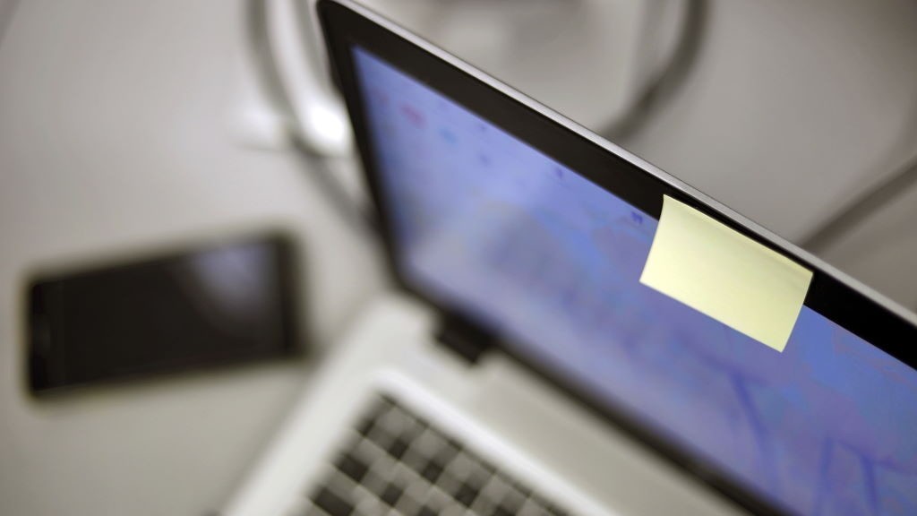 Fica o alerta! Apple não quer que tape a câmara web e que feche o portátil