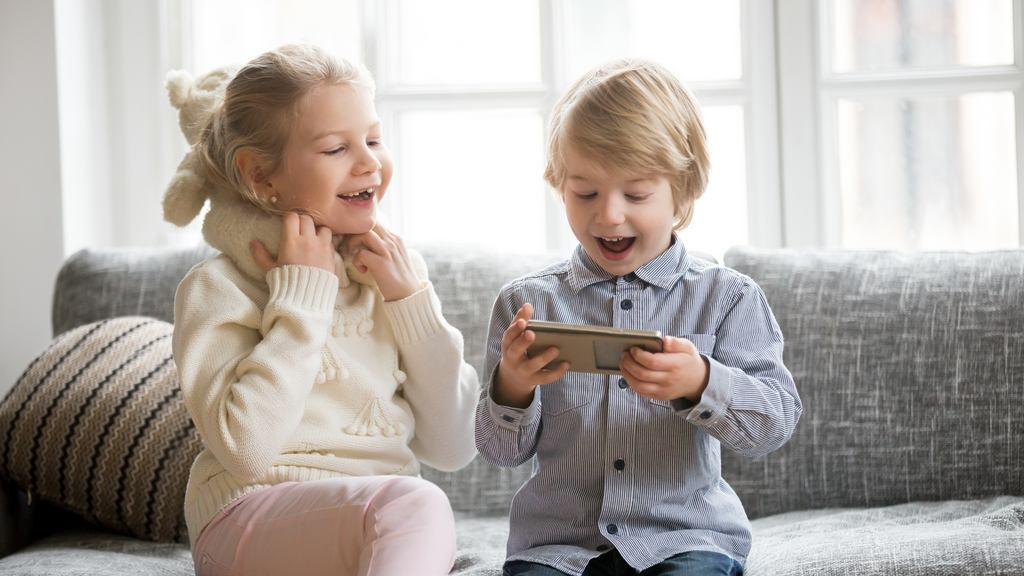 Não deixe as crianças utilizarem livremente PCs e gadgets, o controlo parental é importante