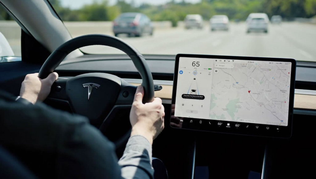 Piloto Automático da Tesla salva condutor de um pneu voador (vídeo)