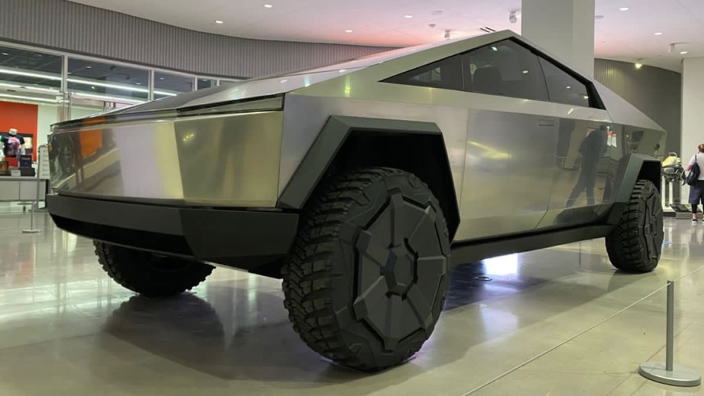 Elon Musk diz que “é provável” haver uma Cybertruck mais pequena