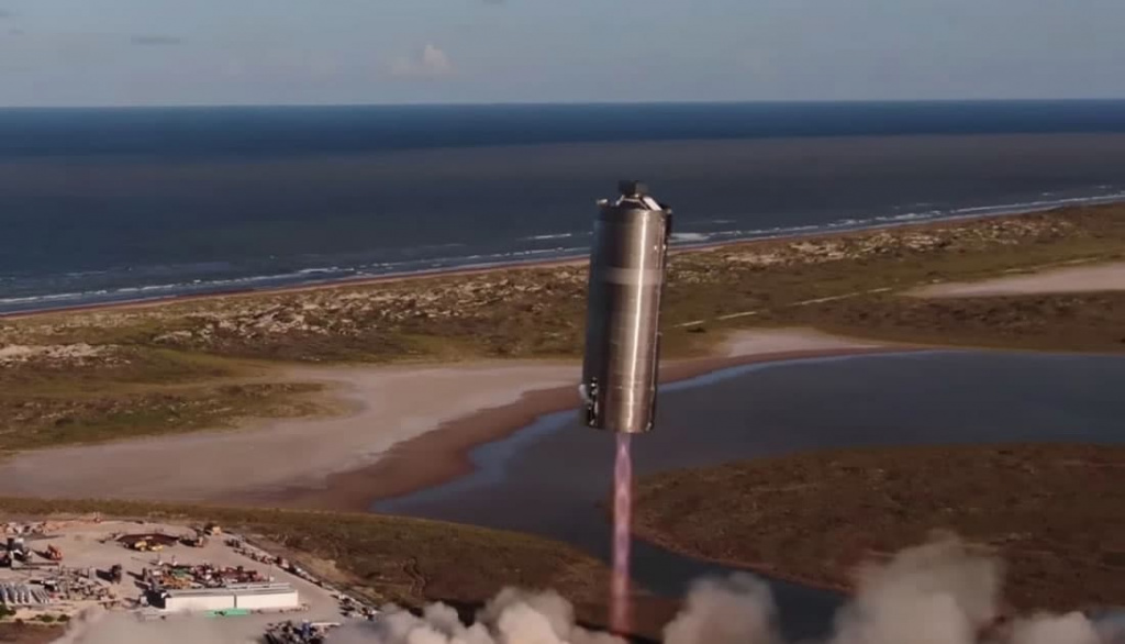 Protótipo de nave espacial da SpaceX voa algumas dezenas de metros pela primeira vez