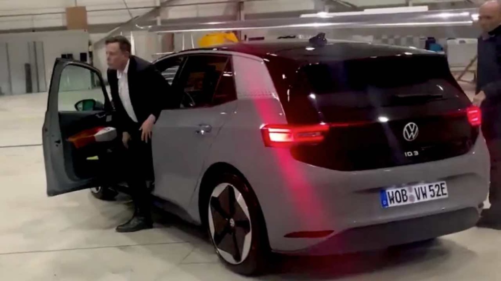 Elon Musk faz “test drive” ao Volkswagen ID.3 (vejam o vídeo)
