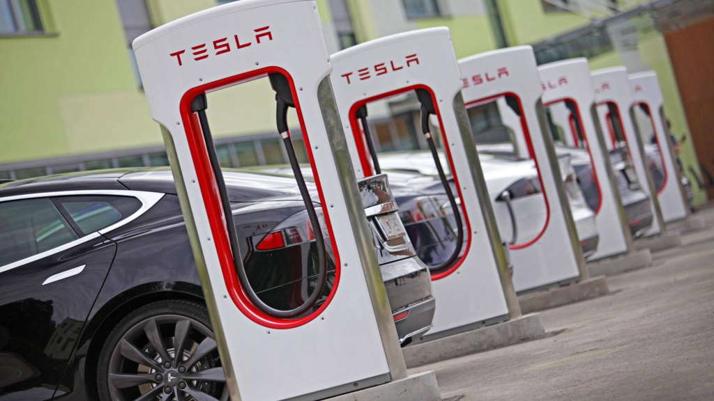 Falha nos Supercharger da Tesla permite que carros de outras marcas carreguem de borla