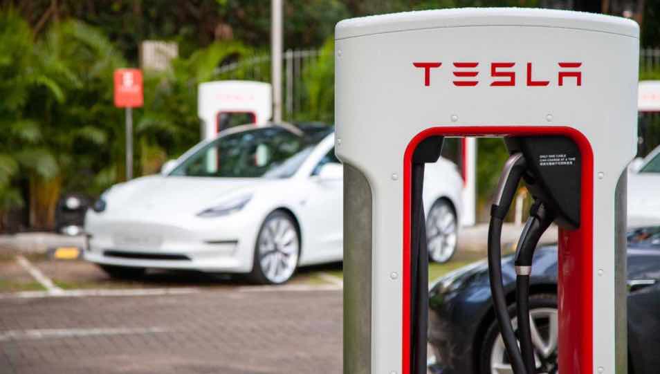 Tesla: Potência dos supercarregadores vai passar para os 350 kW