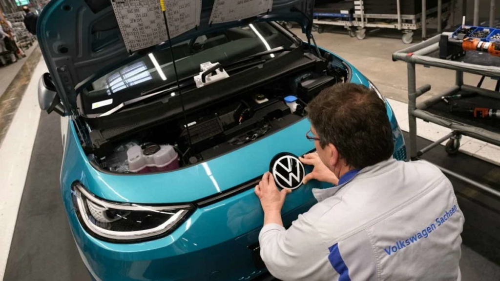 Tesla e Volkswagen preparam os seus novos carros elétricos mais baratos