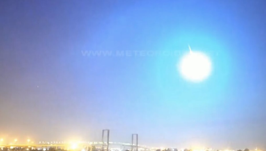 Bola de fogo cruza o céu no sul de Portugal a 227 mil km/h