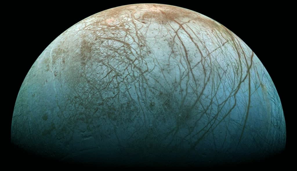 A lua de Júpiter, Europa, tem gelo que brilha no escuro
