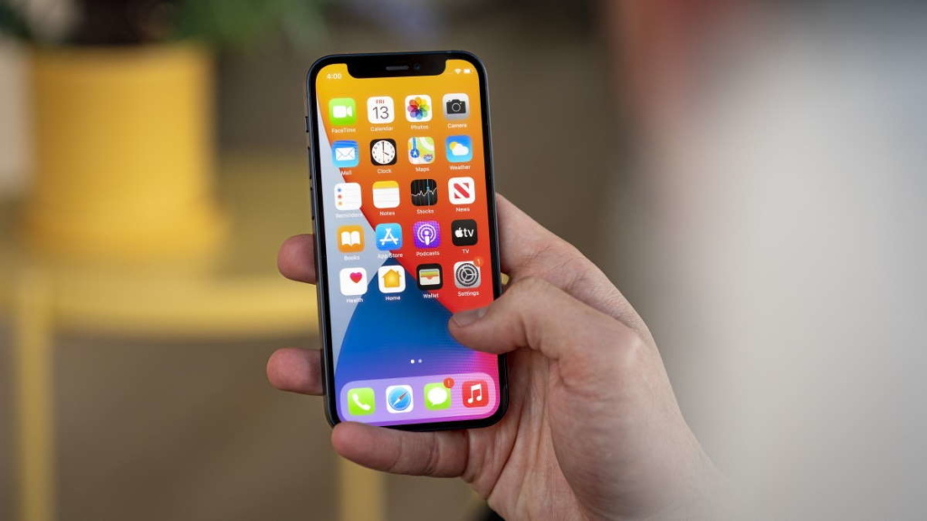 Utilizadores do iPhone 12 mini queixam-se de problemas para desbloquear o ecrã