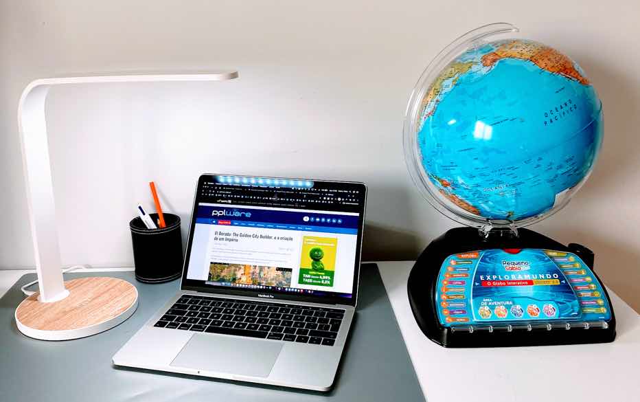 Ray: Candeeiro de Mesa LED onde pode carregar o smartphone