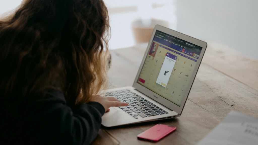 100 mil alunos vão ter computadores mas depois têm de os devolver