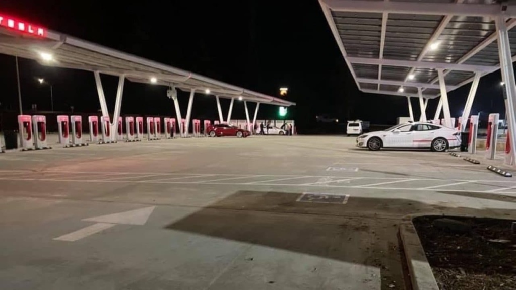 Recorde: Tesla já abriu a maior estação de carregamentos do mundo