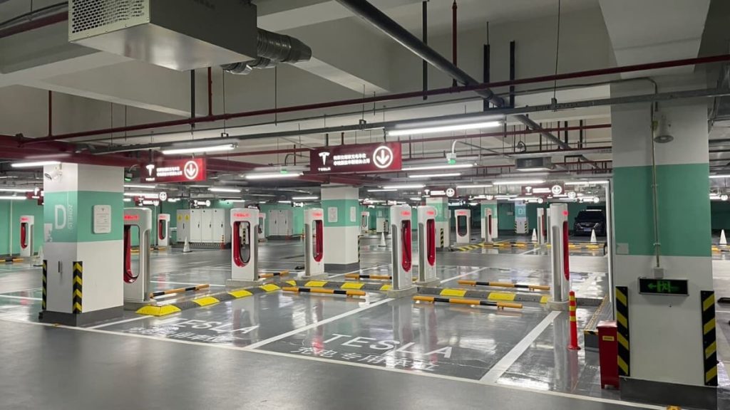 Tesla abre a maior estação de carregamento elétrico: 72 pontos de recarga em Xangai