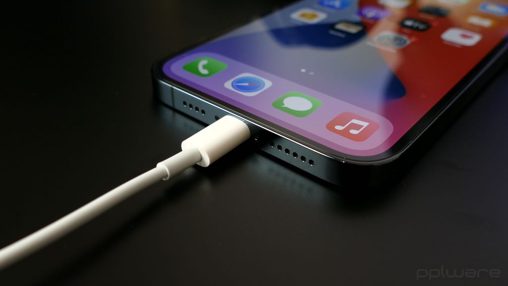 Quase 80% não concorda que os smartphones não tragam carregador na caixa