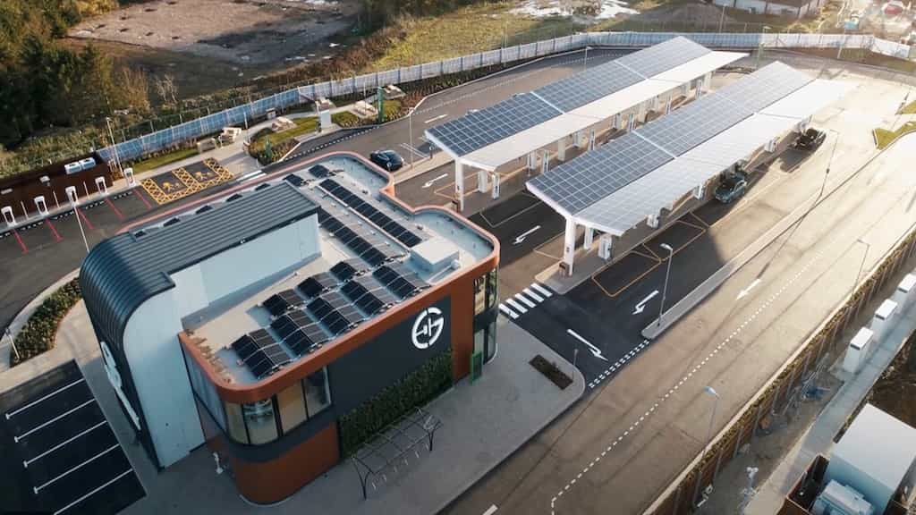 Combo: Estação de serviço exclusiva para carros elétricos e alimentada a energia solar