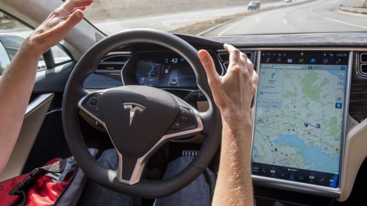 Tesla a 150 km/h e condutor a dormir! Caso chega ao tribunal