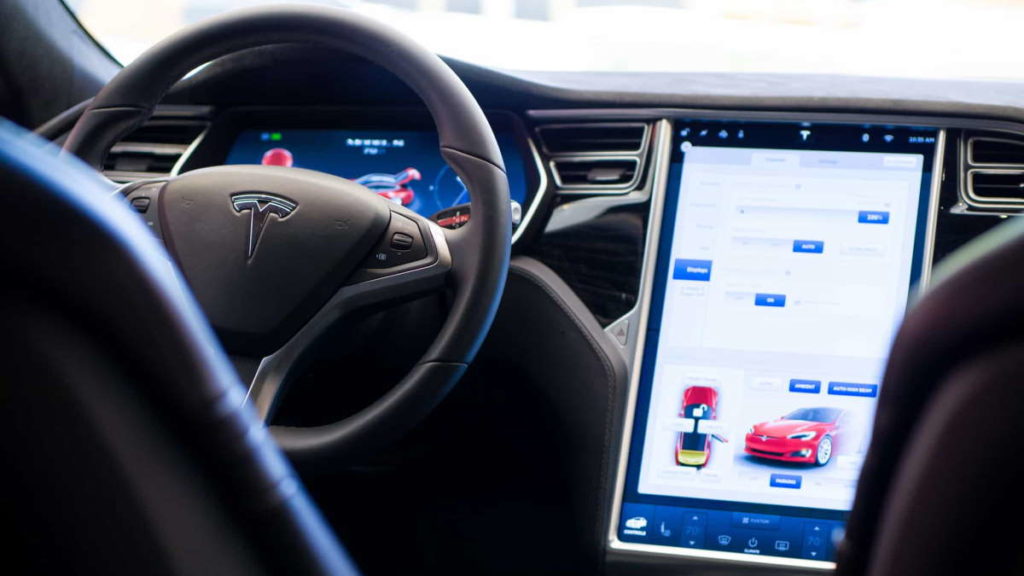 Tesla vai recolher 135 mil carros por problemas nos ecrãs das suas consolas
